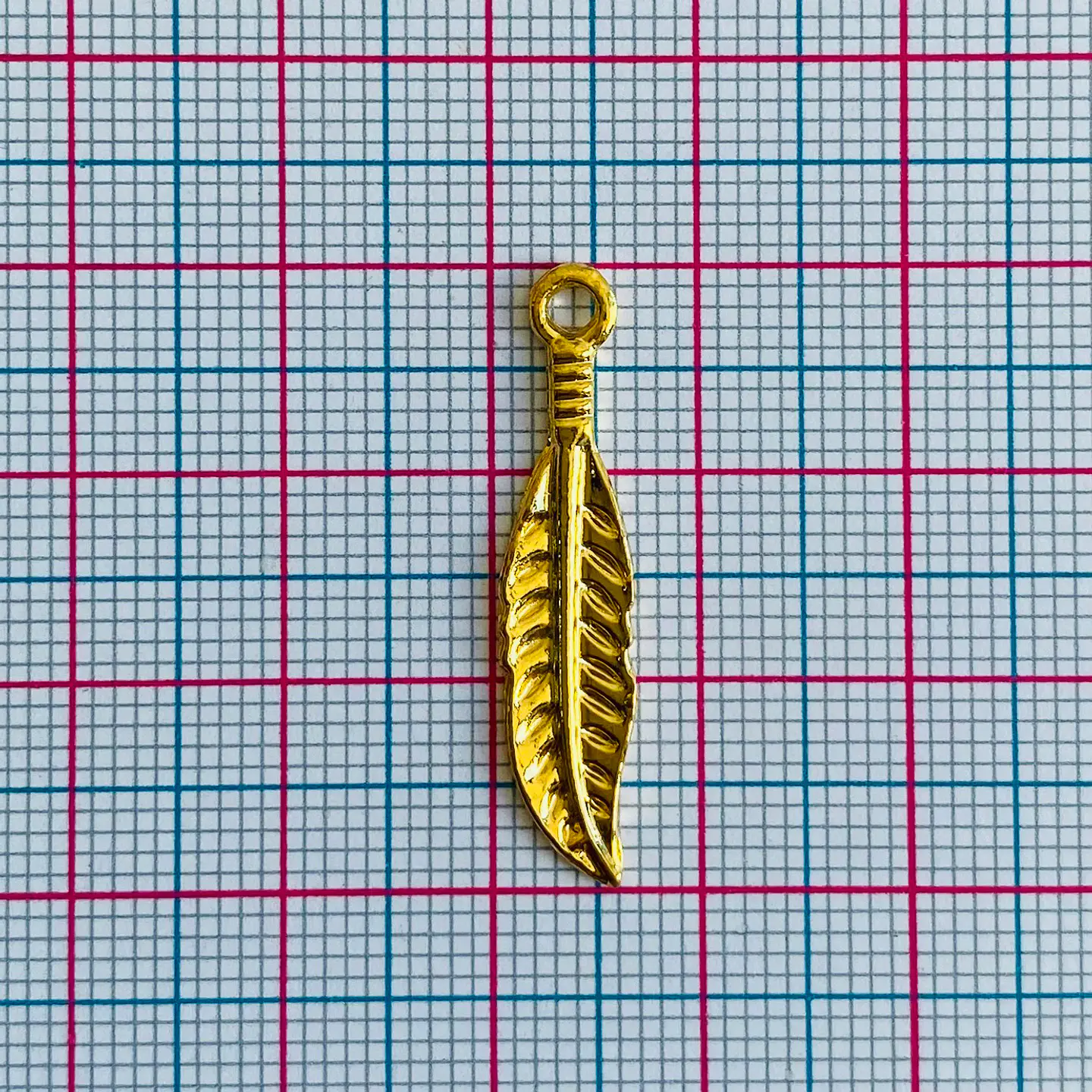 Dije Pluma Estilizada • Baño de Oro • 7x30 mm 2