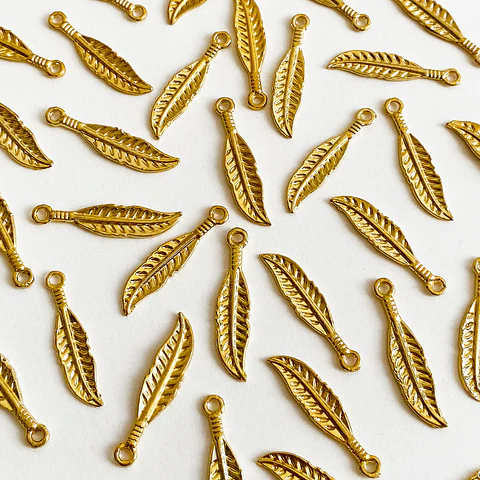 Dije Pluma Estilizada • Baño de Oro • 7x30 mm