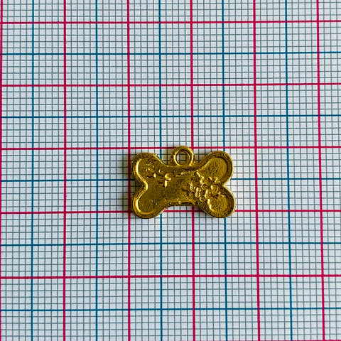 Dije Huesuito con Huellitas • Baño de Oro • 17x10 mm