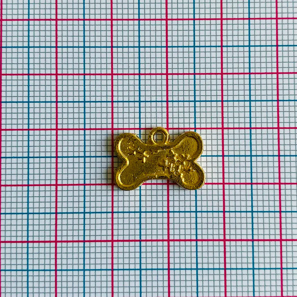 Dije Huesuito con Huellitas • Baño de Oro • 17x10 mm 2