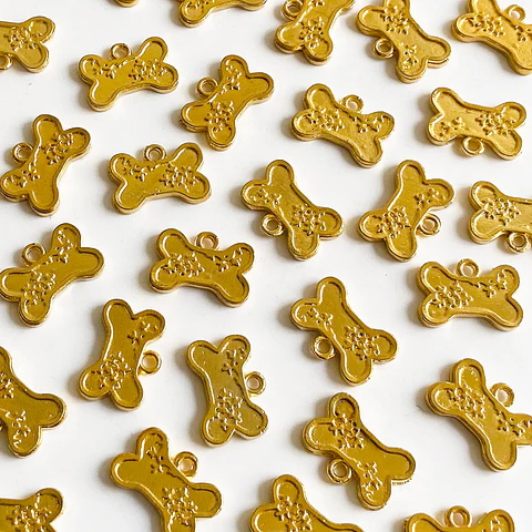 Dije Huesuito con Huellitas • Baño de Oro • 17x10 mm
