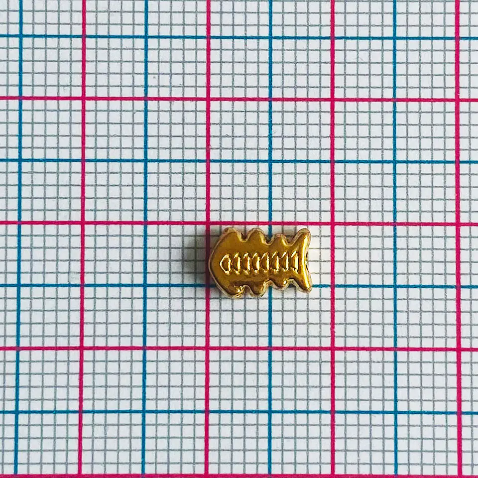 Pasador Pez Estilizado • Baño de Oro • 8x6 mm 2