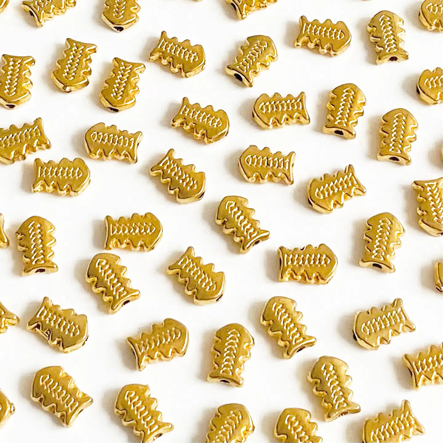 Pasador Pez Estilizado • Baño de Oro • 8x6 mm 1