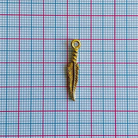 Dije Pluma Alargada • Baño de Oro • 5x25 mm