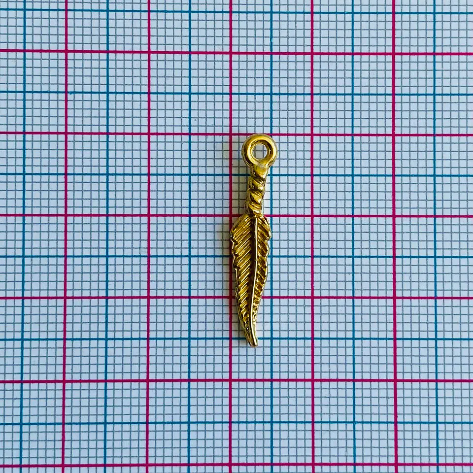 Dije Pluma Alargada • Baño de Oro • 5x25 mm 2