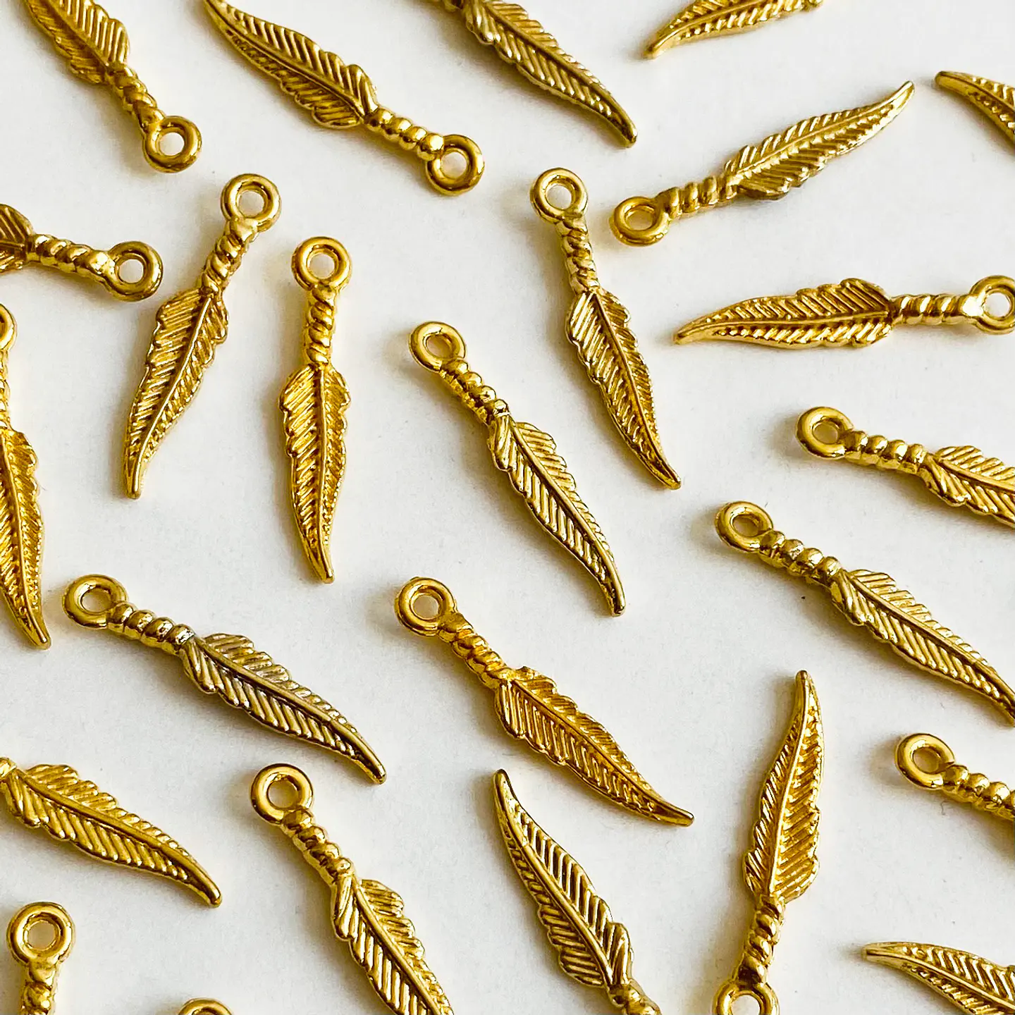 Dije Pluma Alargada • Baño de Oro • 5x25 mm 1