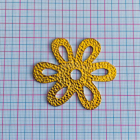 Dije Flor Martillada • Baño de Oro • 57x50 mm