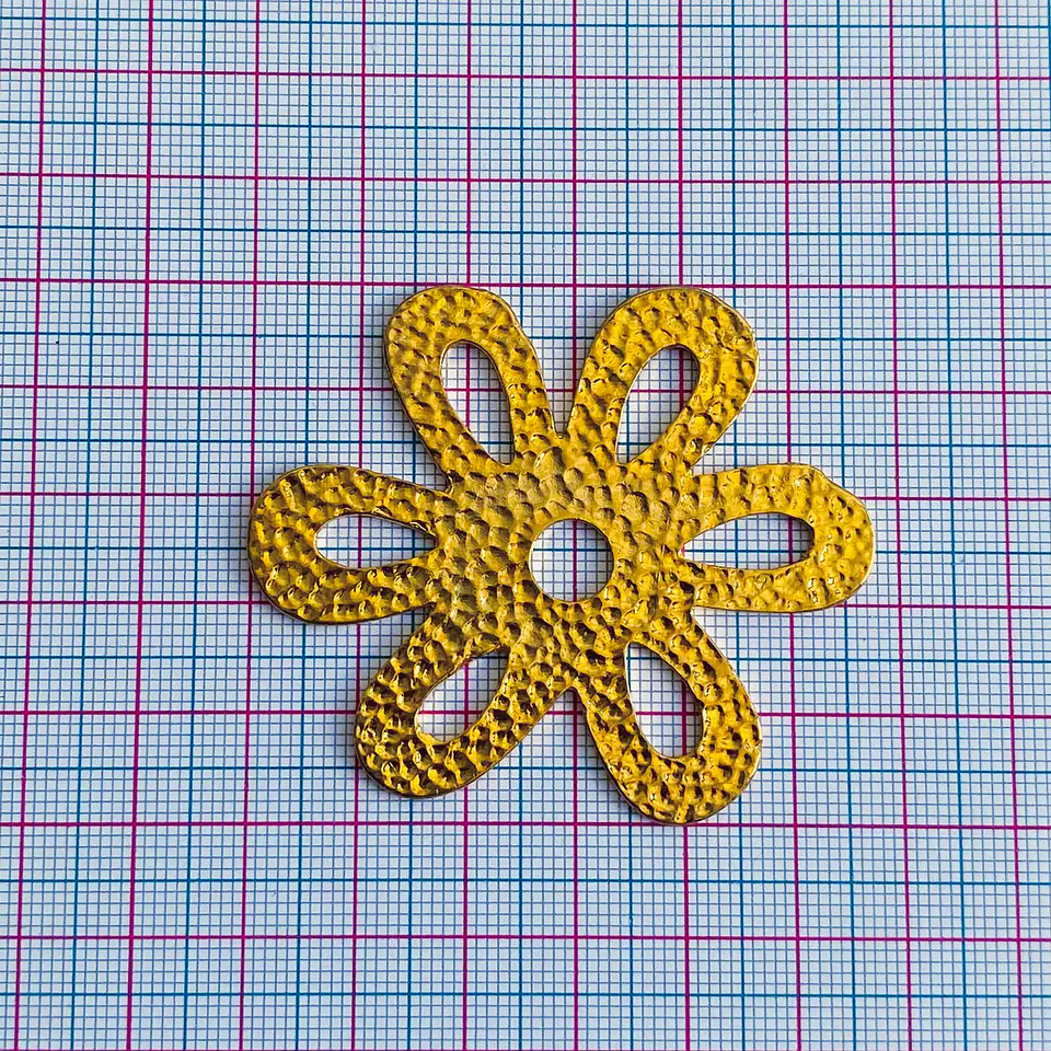 Dije Flor Martillada • Baño de Oro • 57x50 mm 2