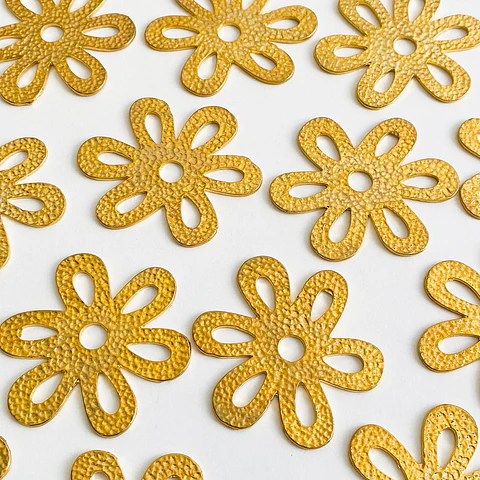 Dije Flor Martillada • Baño de Oro • 57x50 mm