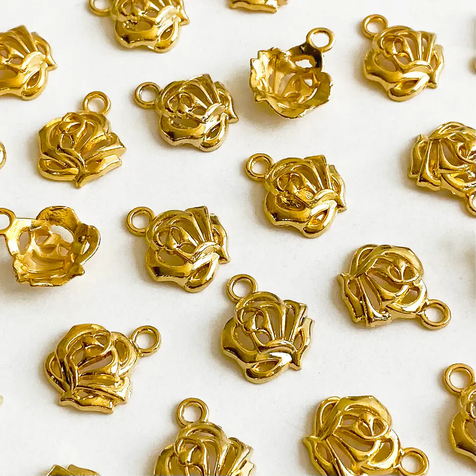 Dije Rosa Estilizada Calada • Baño de Oro • 14x17 mm 1