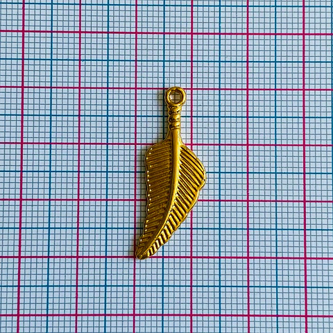 Dije Pluma Texturizada • Baño de Oro • 13x30 mm