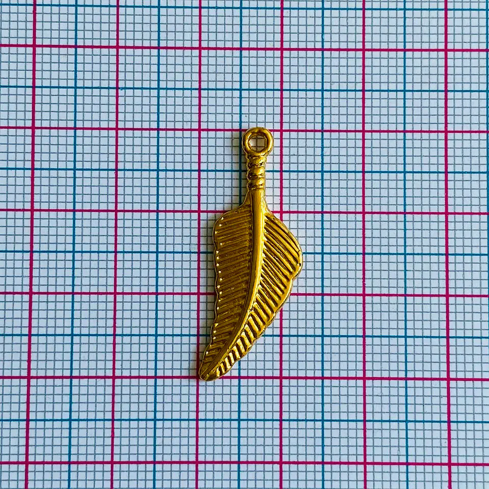 Dije Pluma Texturizada • Baño de Oro • 13x30 mm 2