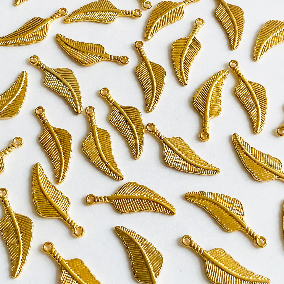Dije Pluma Texturizada • Baño de Oro • 13x30 mm 1
