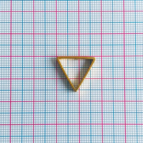Dije Marco Triángulo • Baño de Oro • 17x15 mm