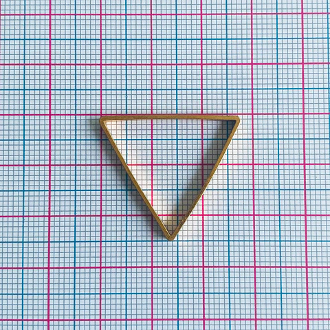Dije Marco Triángulo • Baño de Oro • 27x25 mm