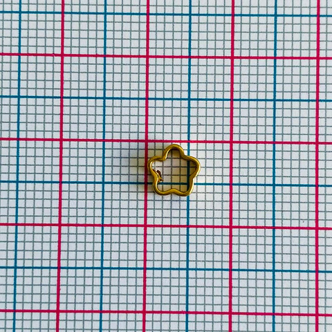 Dije Marco Flor Pequeña • Baño de Oro • 6x6 mm