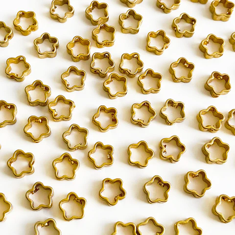 Dije Marco Flor Pequeña • Baño de Oro • 6x6 mm