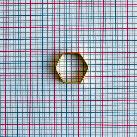 Dije Marco Hexágono • Baño de Oro • 14x13 mm