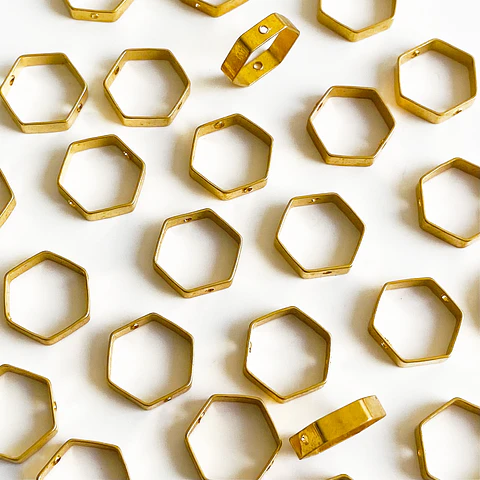 Dije Marco Hexágono • Baño de Oro • 14x13 mm