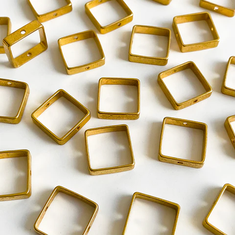 Dije Marco Cuadrado • Baño de Oro • 15x15 mm