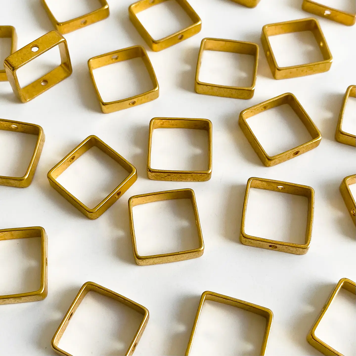 Dije Marco Cuadrado • Baño de Oro • 15x15 mm 1