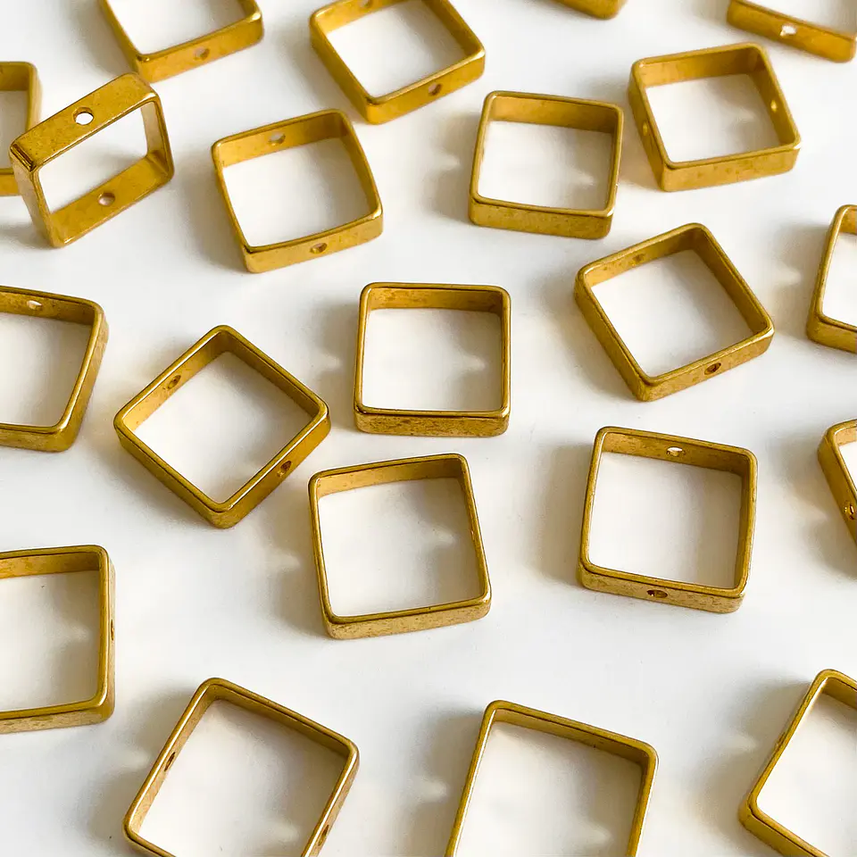 Dije Marco Cuadrado • Baño de Oro • 15x15 mm 1