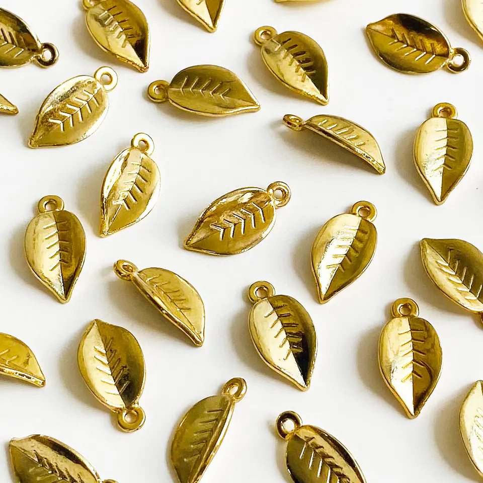 Dije Hoja de Árbol con Nervaduras • Baño de Oro • 10x20 mm 1