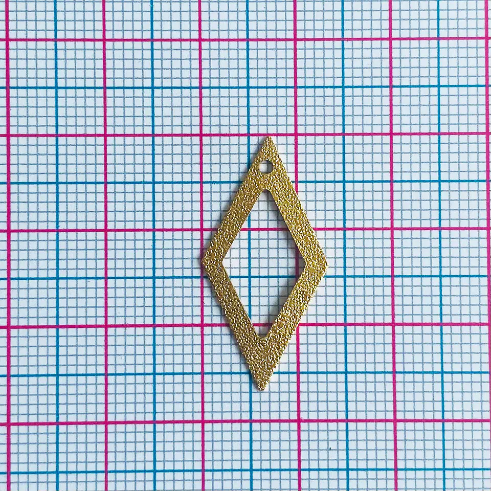 Dije Marco Rombo Texturizado • Baño de Oro • 13x27 mm 2