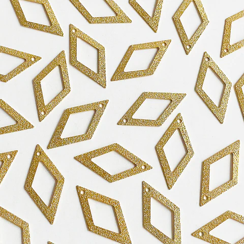 Dije Marco Rombo Texturizado • Baño de Oro • 13x27 mm