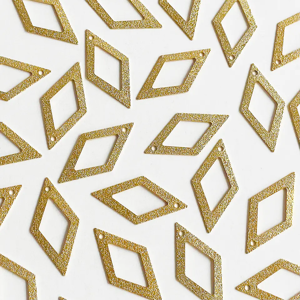 Dije Marco Rombo Texturizado • Baño de Oro • 13x27 mm 1