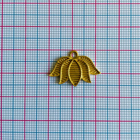 Dije Flor de Loto Calada con Textura • Baño de Oro • 22x16 mm