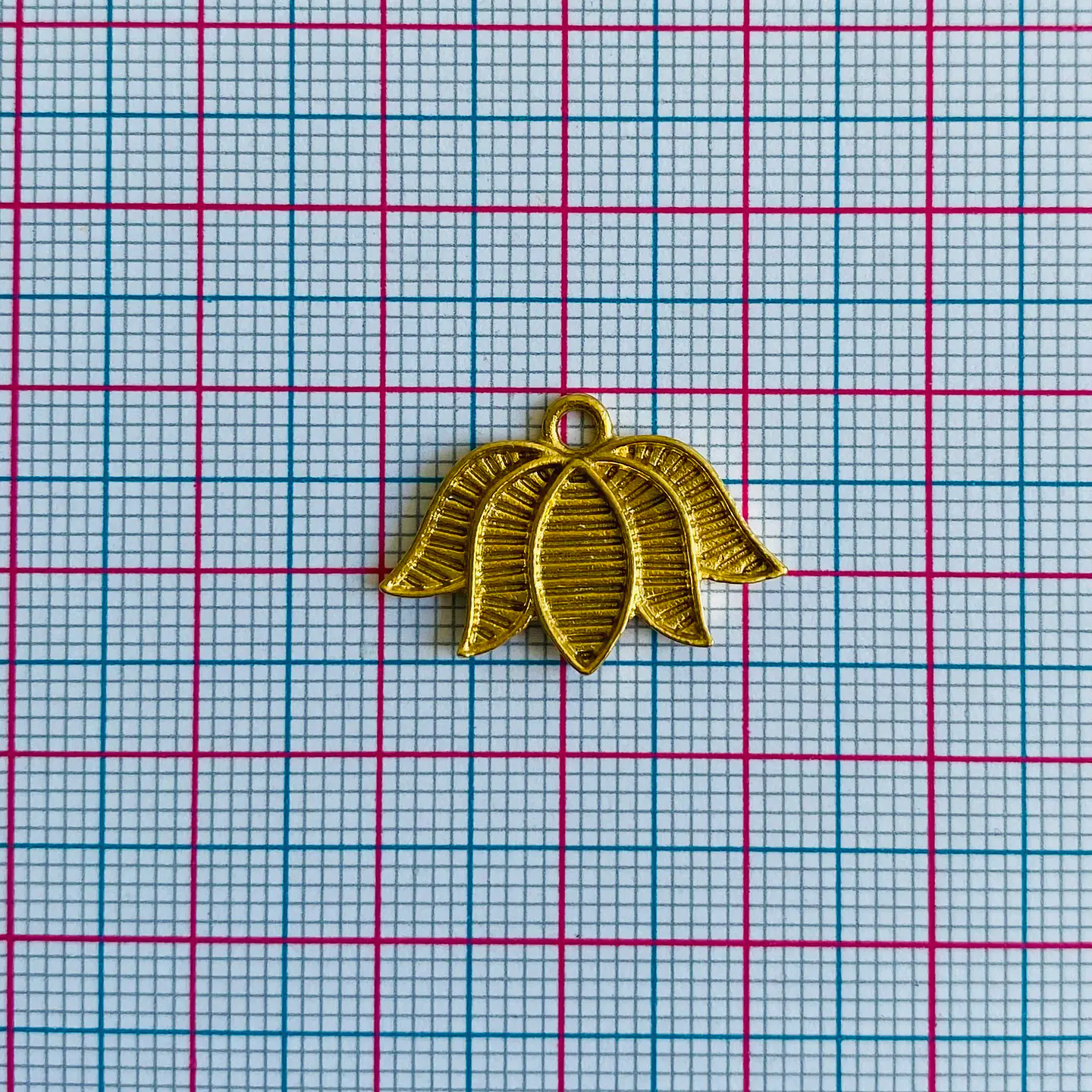 Dije Flor de Loto Calada con Textura • Baño de Oro • 22x16 mm 2