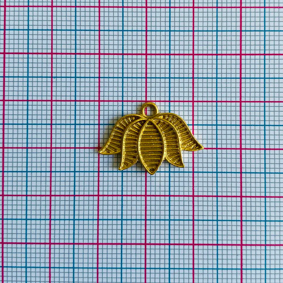 Dije Flor de Loto Calada con Textura • Baño de Oro • 22x16 mm 2