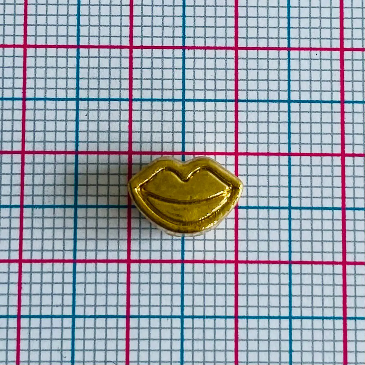 Separador Labios Beso • Baño de Oro • 10x8 mm 2