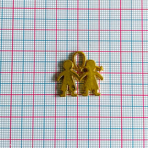 Dije Niños Pareja de la Mano • Baño de Oro • 22x21 mm