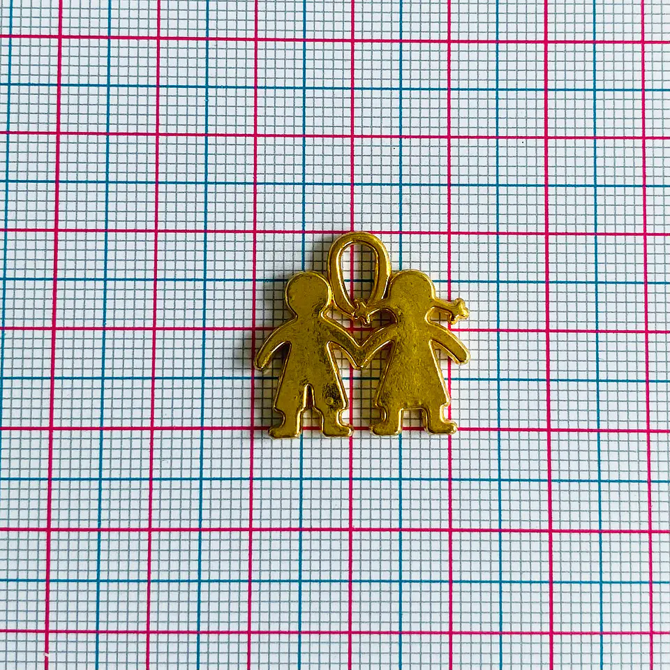 Dije Niños Pareja de la Mano • Baño de Oro • 22x21 mm 2