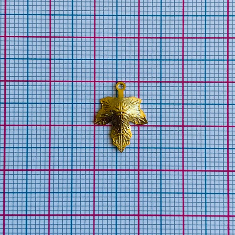 Dije Hoja de Hiedra • Baño de Oro • 12x16 mm