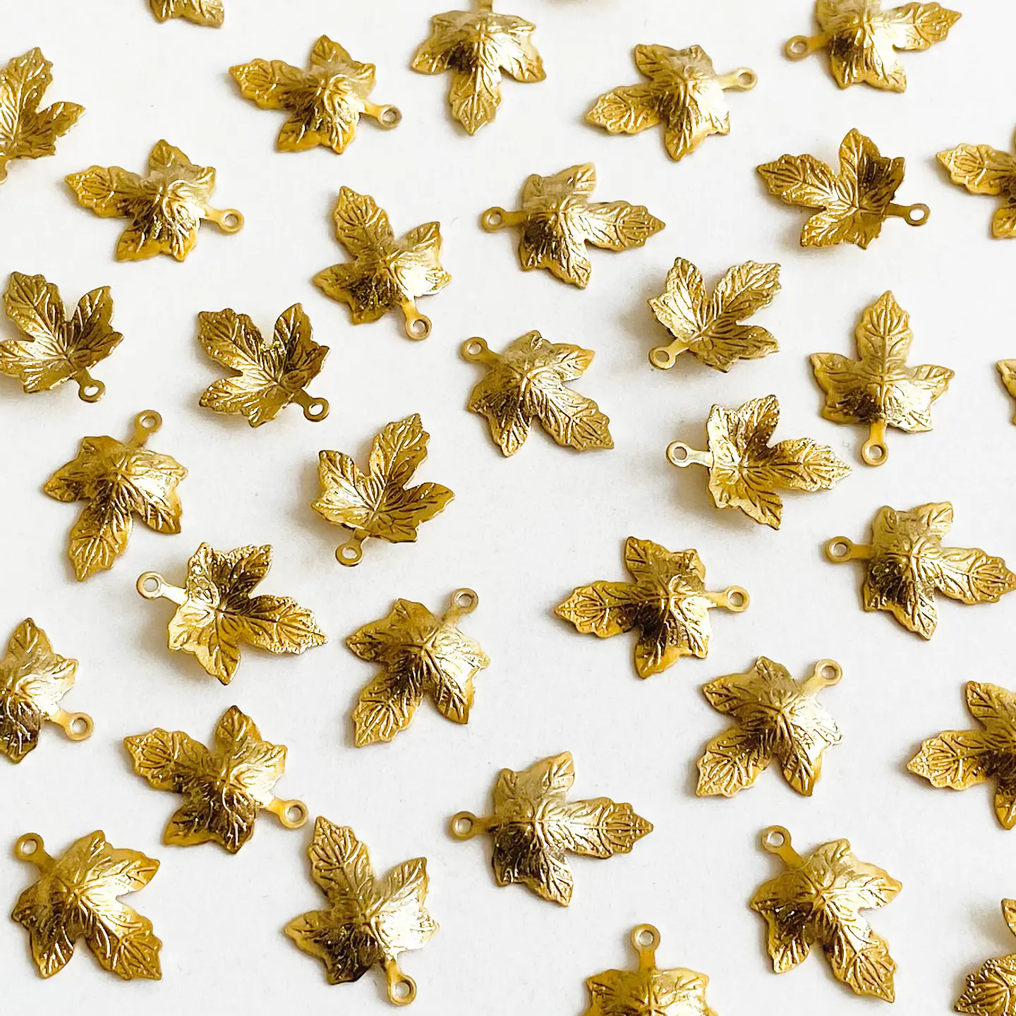 Dije Hoja de Hiedra • Baño de Oro • 12x16 mm 1
