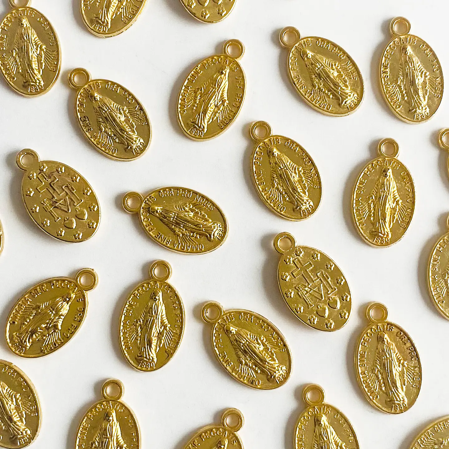 Dije Medalla Milagrosa Ovalada • Baño de Oro • 10x15 mm 1