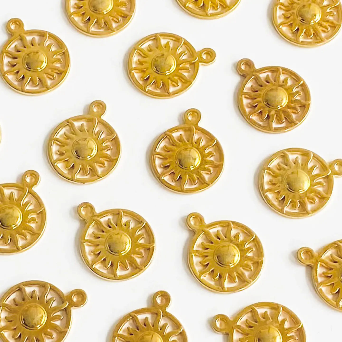 Dije Sol Radiante • Baño de Oro • 16x20 mm 1