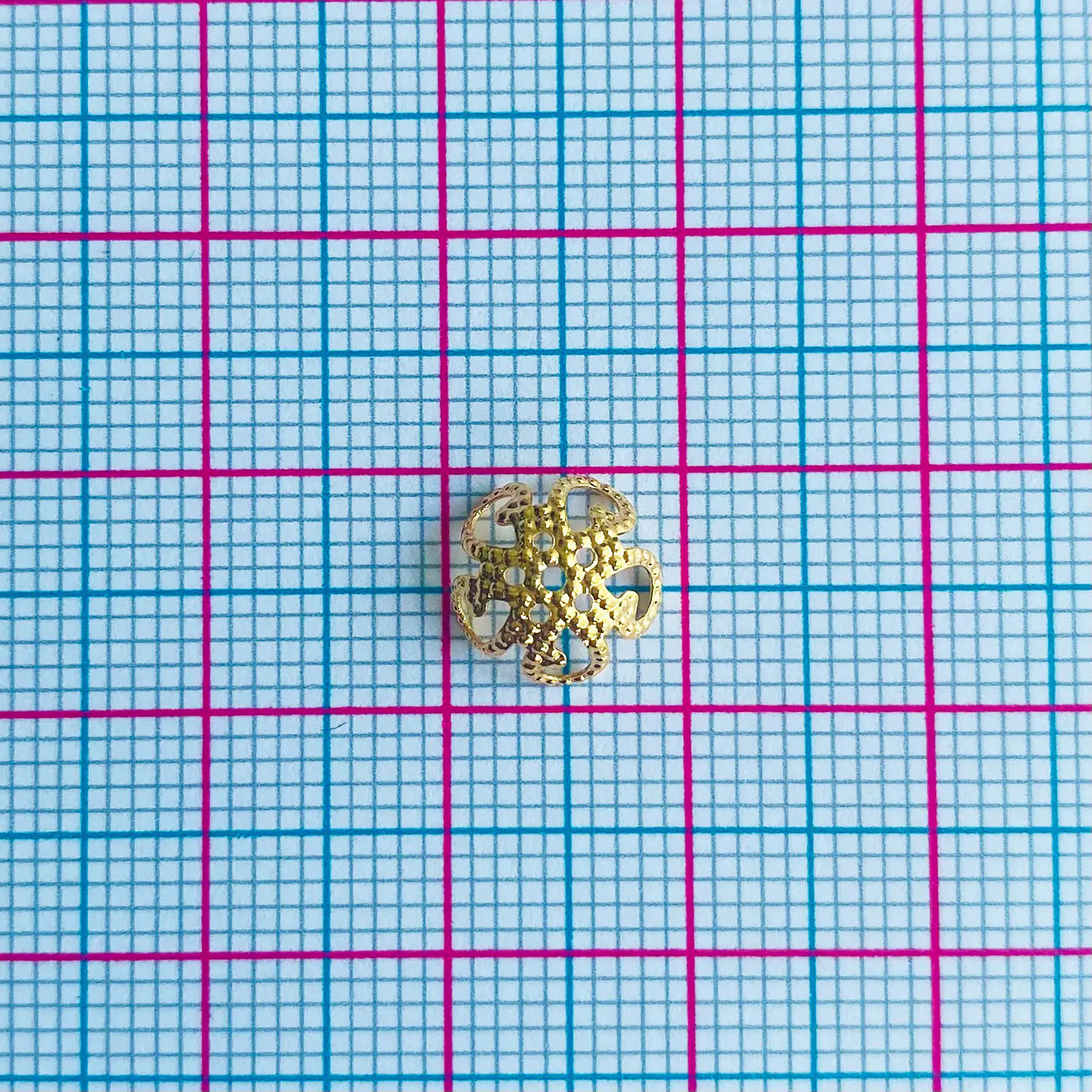 Cubre Pepa Calado Flor de 6 Pétalos • Baño de Oro • 9x9 mm 2