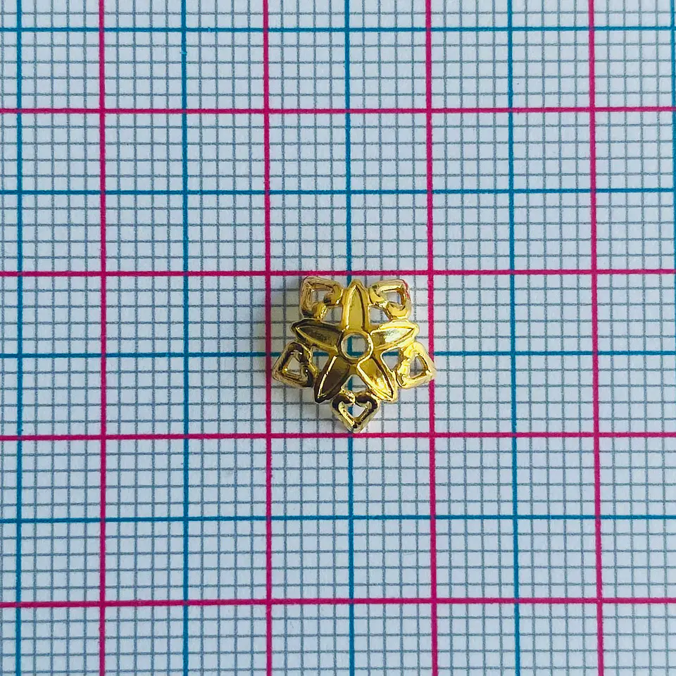 Cubre Pepa Estelar Calado • Baño de Oro • 10x10 mm 2