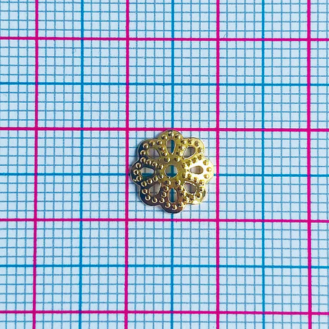 Cubre Pepa Calado Flor de 8 Pétalos • Baño de Oro • 10x10 mm