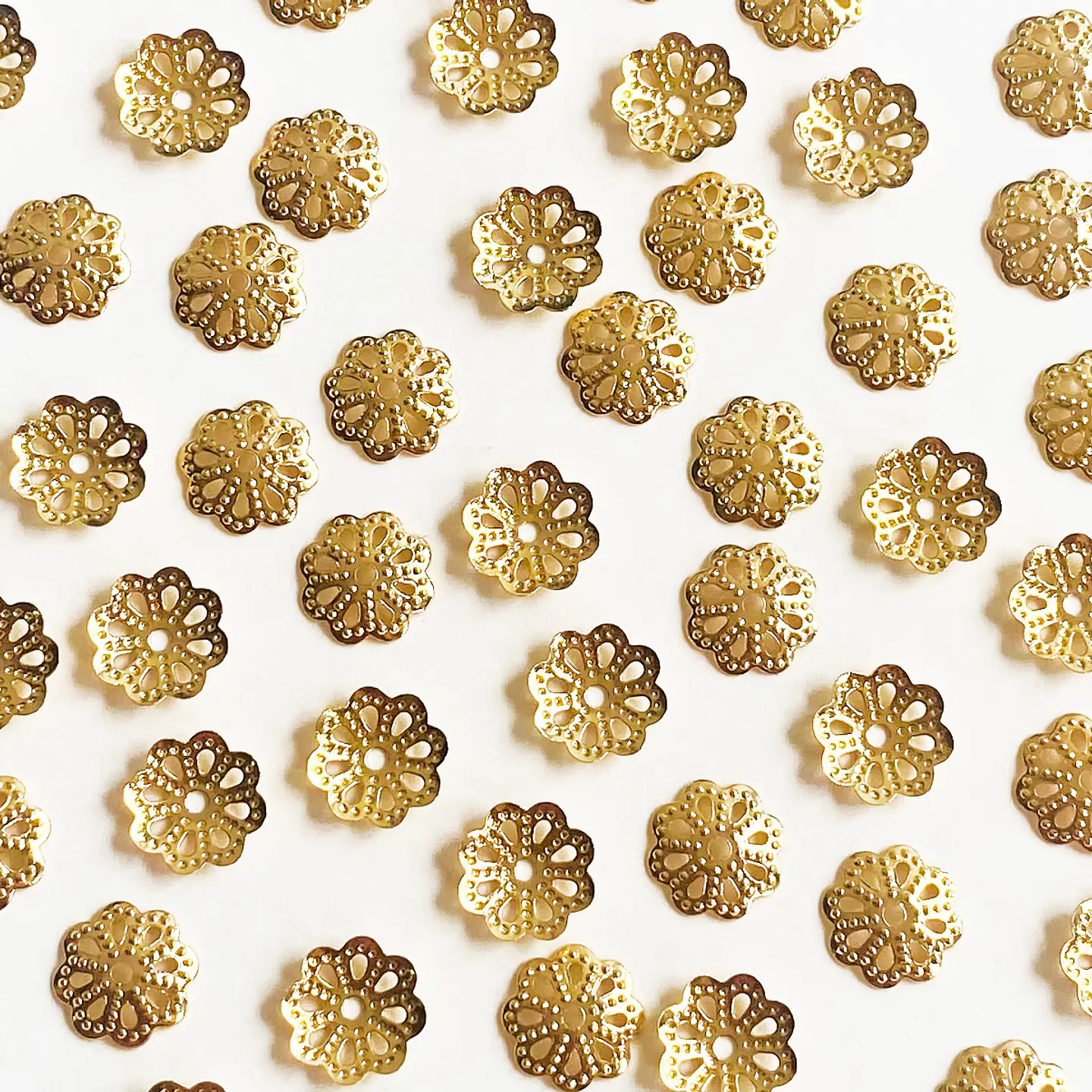 Cubre Pepa Calado Flor de 8 Pétalos • Baño de Oro • 10x10 mm 1