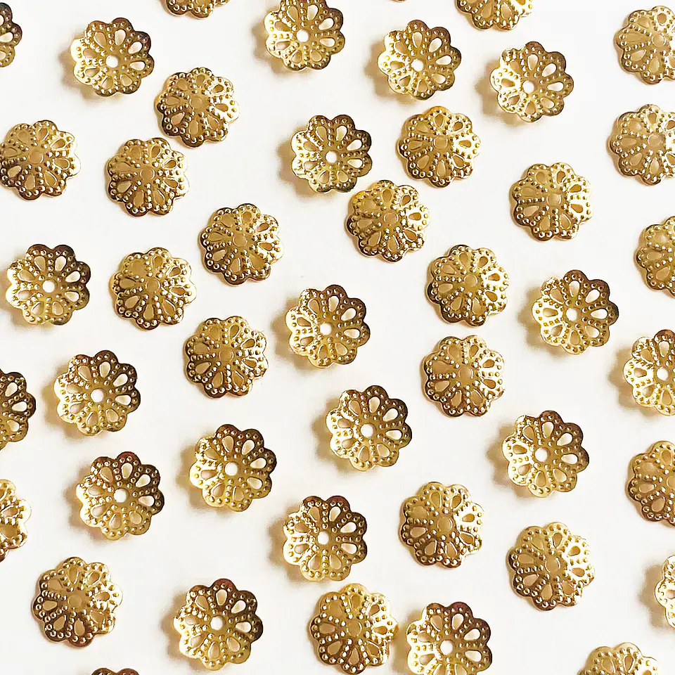 Cubre Pepa Calado Flor de 8 Pétalos • Baño de Oro • 10x10 mm 1