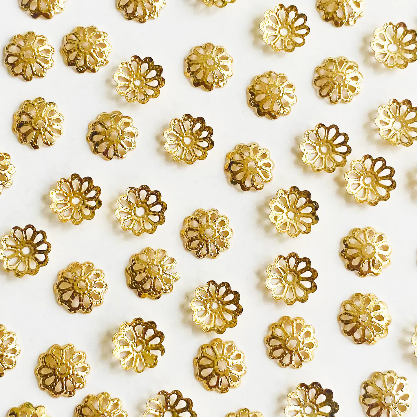 Cubre Pepa Calado Flor de 10 Pétalos • Baño de Oro • 10x10 mm 1