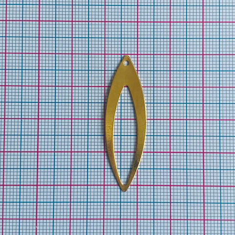 Dije Marco Estilizado Hoja • Baño de Oro • 13x42 mm