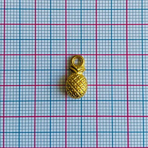 Dije Piña Tropical Texturizada • Baño de Oro • 7x14 mm