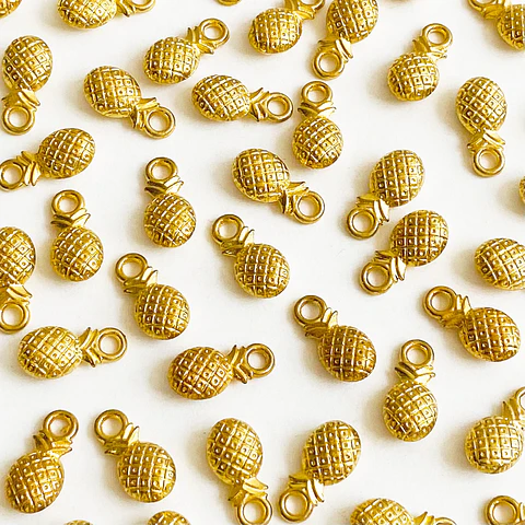 Dije Piña Tropical Texturizada • Baño de Oro • 7x14 mm