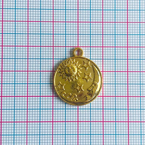 Dije Medalla Sol, Luna y Estrellas • Baño de Oro • 20x24 mm